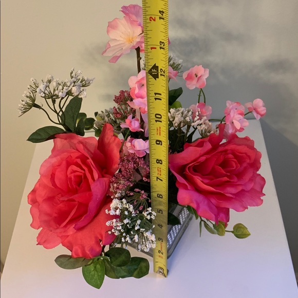 Vase Centerpiece - Picture 3 of 4